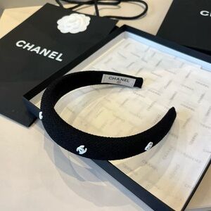 CHANEL Elegant Black Headband with Iconic Accents